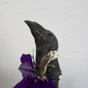 Le corbeau élégants.  Soliflore Corbeau en Grès Noir – Pièce Unique Façonnée à la Main